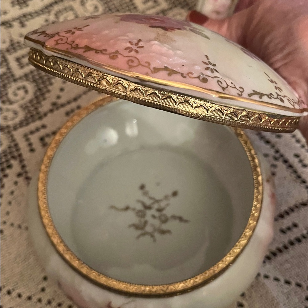 Vintage Floral Porcelain Trinket Box with Gold Accents - Picture 4 of 5